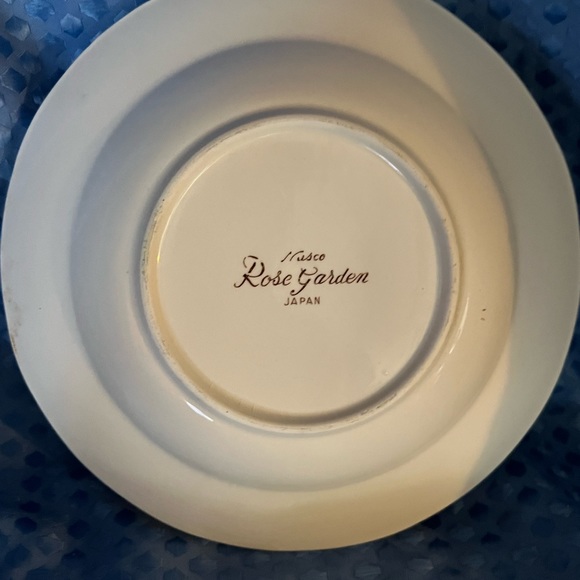 (2) VINTAGE NASCO ROSE GARDEN 8 1/4” BOWLS - Picture 2 of 3